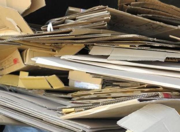 অপ্রয়োজনীয় বাক্স, পুরনো খবরের কাগজ সরিয়ে ফেললে তাদের লুকোচুরি করার জায়গাও কমবে।