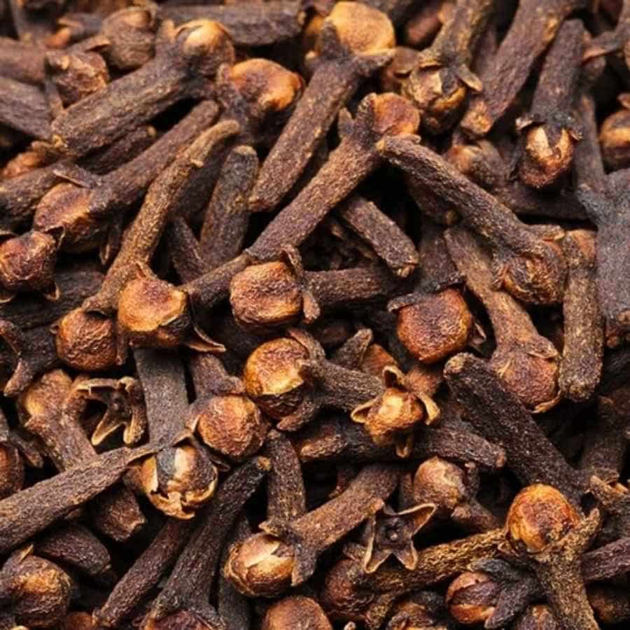 এ ছাড়া, এক কাপ জলে সাত-আটটি লবঙ্গ গুঁড়ো ও শুকনো পুদিনা পাতা গুঁড়ো মিশিয়েও প্রতিরোধক তৈরি করা যায়। মানুষের কাছে সুগন্ধ হলেও এই কড়া গন্ধের মিশ্রণ মাকড়সার জন্য চরম অস্বস্তির।