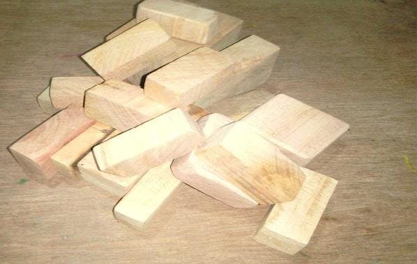 স্টোররুমে বা আলমারিতে সিডার কাঠের টুকরো রাখাও একটি বহু পুরনো ও ভাল কৌশল।