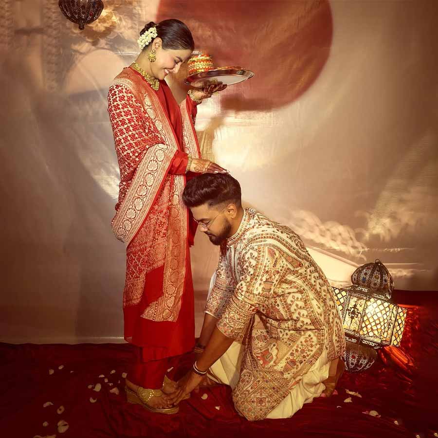 Hina Khan's Husband Rocky Jaiswal Touches Her Feet During First Karwa Chauth dgtl