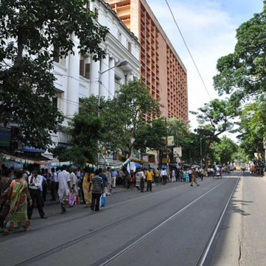 কালীপুজোর কোলাহল শুরু হয়ে গিয়েছে। কলেজ স্কোয়ারের চত্বরে মণ্ডপ আলোয় ঝলমলে, ভিড় জমছে পথের দু’ধারে। 