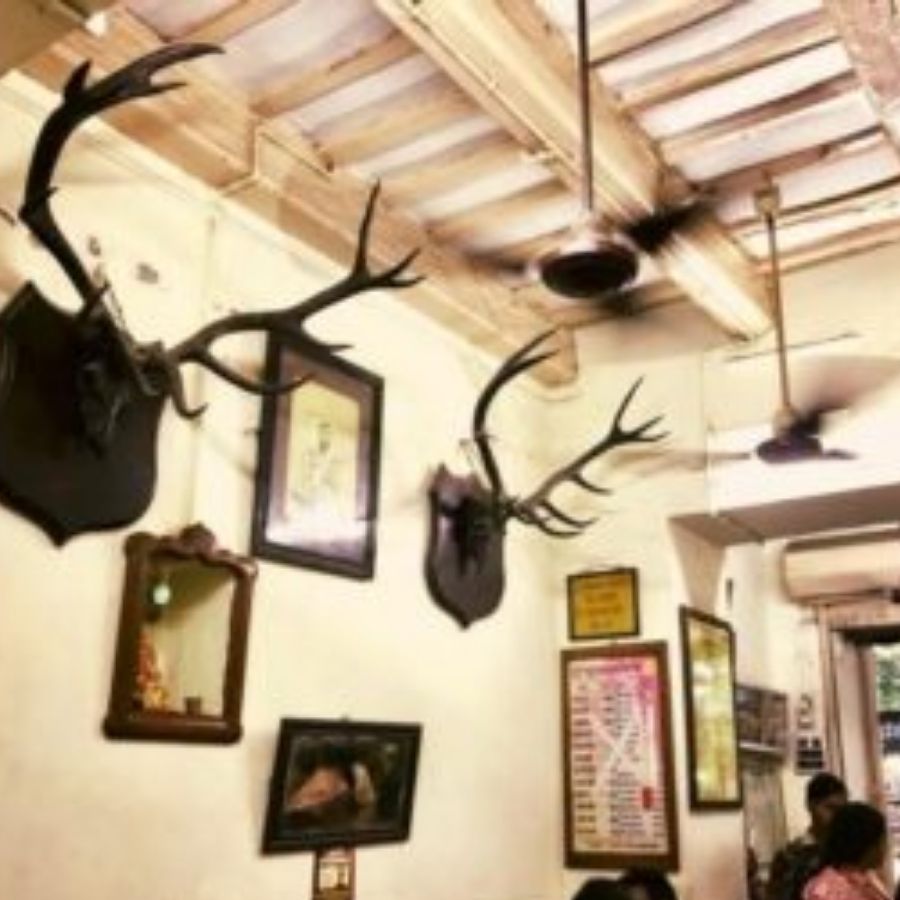 আজও সেই দোকানের পিছনে রয়েছে সেই ছোট্ট গোপন ঘর, যা স্বাধীনতার ইতিহাসে কলকাতার আগুনে দিনগুলোর সাক্ষী।