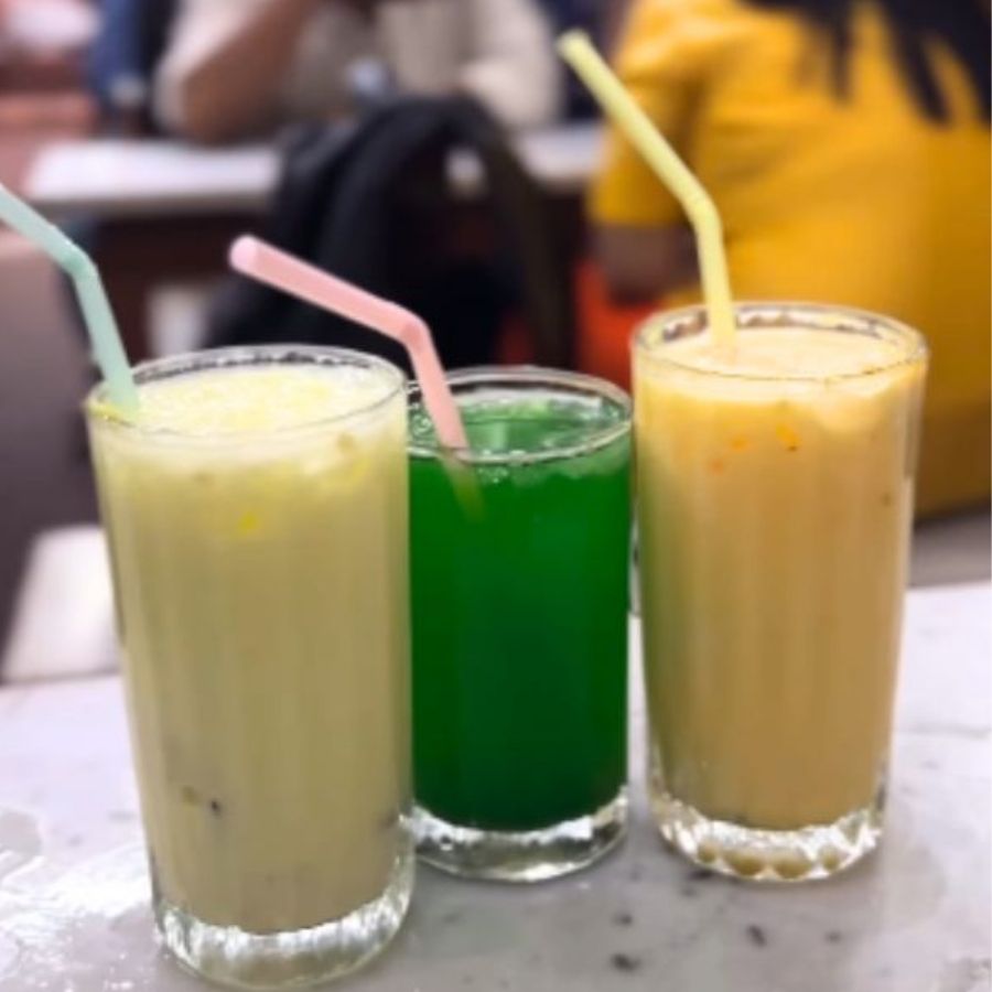 বিপ্লবীদের গোপন আস্তানা হিসেবেই নাকি শুরু হয়েছিল এটি। ব্রিটিশদের চোখে ধুলো দিতেই সামনেটায় মিষ্টি শরবতের দোকান।