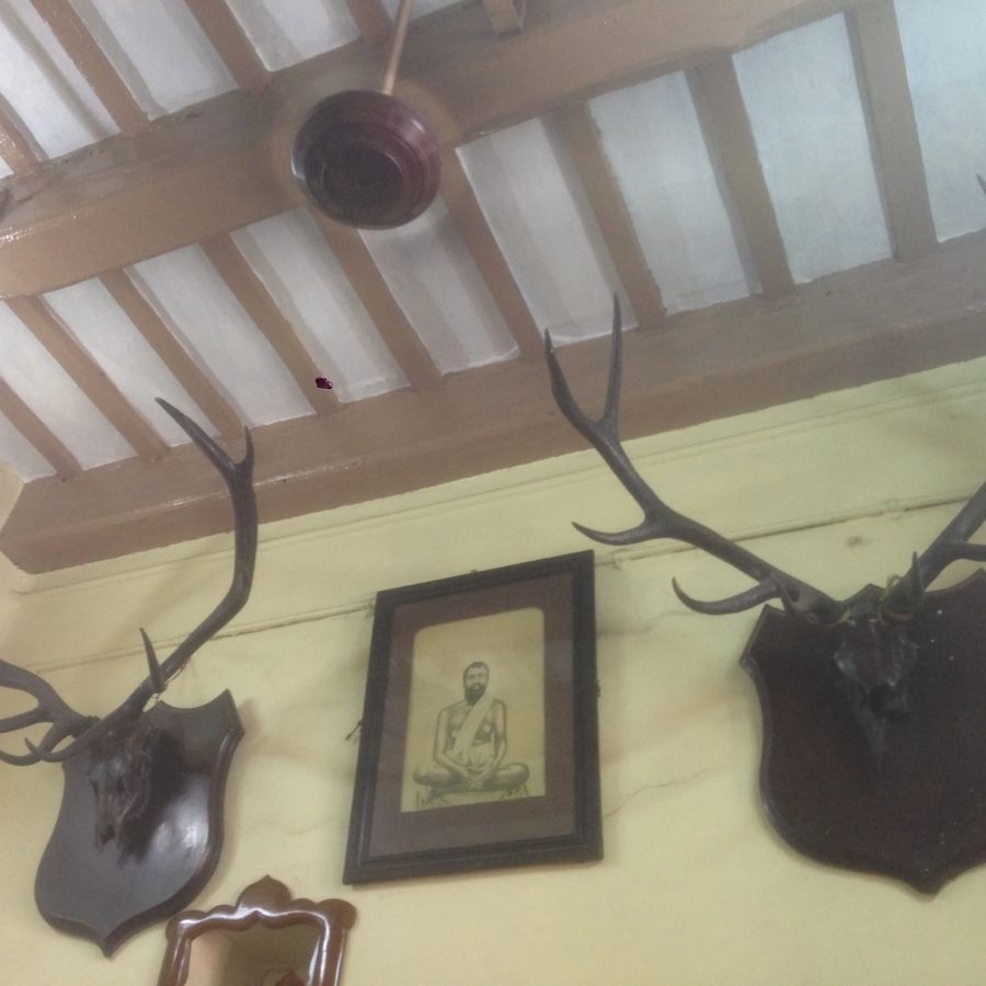 মার্বেল টপ টেবিল, দেওয়ালে টাঙানো শ্রীরামকৃষ্ণ পরমহংস, রবীন্দ্রনাথ ঠাকুর ও নিজামের নিলামে কেনা হরিণের শিং— সব কিছু মিলে এই সংকীর্ণ দোকানটি যেন এক টাইম মেশিন। 