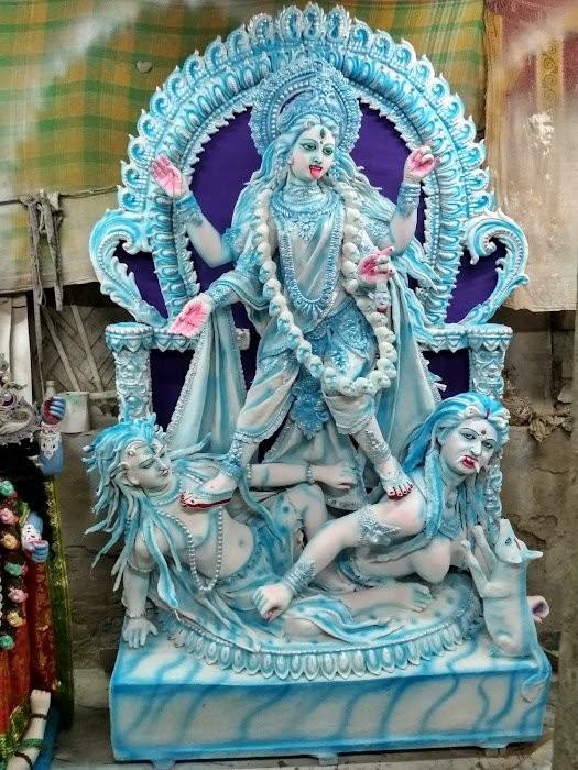 সংশ্লিষ্ট ময়দানে বিরাট মণ্ডপের ভিতরেই মূর্তি গড়ার কাজ এগিয়ে নিয়ে যাচ্ছেন মৃৎশিল্পীরা। একই সঙ্গে এগোচ্ছে মণ্ডপ নির্মাণের কাজও। 