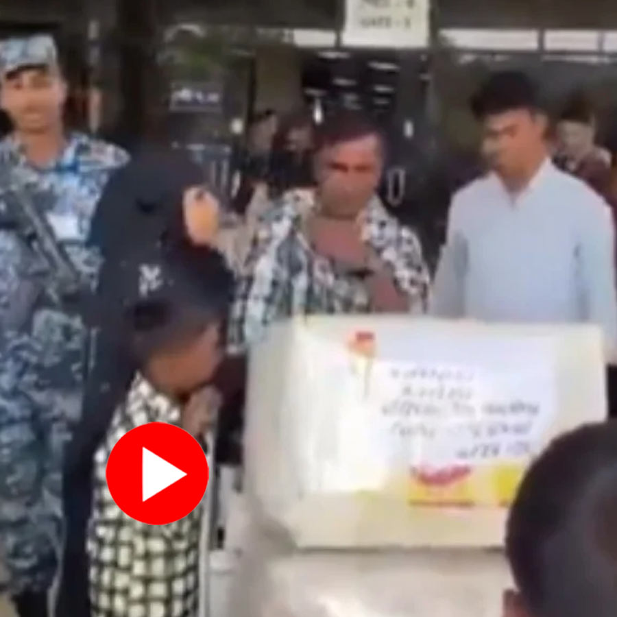 Video shows two wife fight over Saudi-returned husband in Bihar