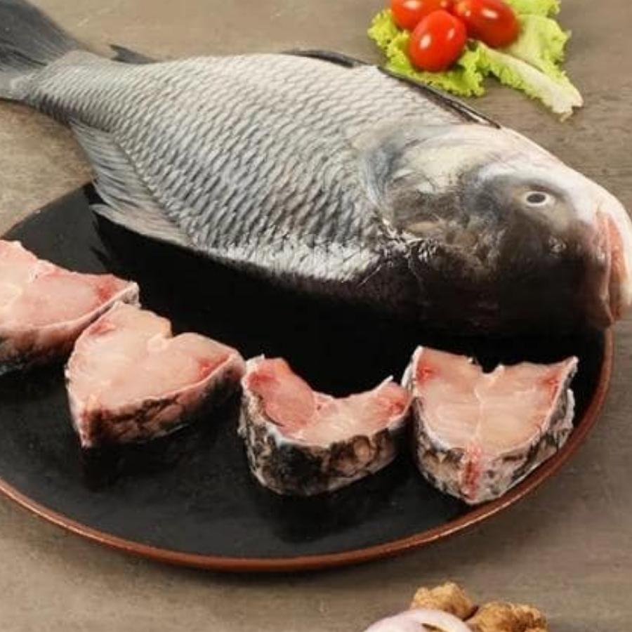 আরে দাঁড়ান দাঁড়ান, রান্না করার আগে জেনে নিন কী কী লাগবে। কাতলা মাছের পিস তো লাগবেই। সঙ্গে টমেটো বাটা, আদা বাটা, লঙ্কা গুঁড়ো, হলুদ গুঁড়ো, নুন, ধনে গুঁড়ো, জিরে গুঁড়ো, কাশ্মীরি লঙ্কার গুঁড়ো, শুকনো লঙ্কা, পাঁচ ফোড়ন, সর্ষের তেল, ধনে পাতা কুচিও লাগবে। ব্যস, এতেই হয়ে যাবে আপনার নিরামিষ কাতলা কালিয়া। 