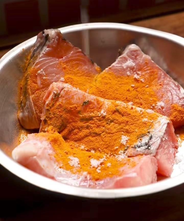 সবার আগে মাছের পিসগুলি ভাল করে ধুয়ে নুন হলুদ মাখিয়ে নিন। এ ভাবে রেখে দিন অন্তত মিনিট ১৫। এতে মাছের জল বেরিয়ে যাবে অনেকটাই। 