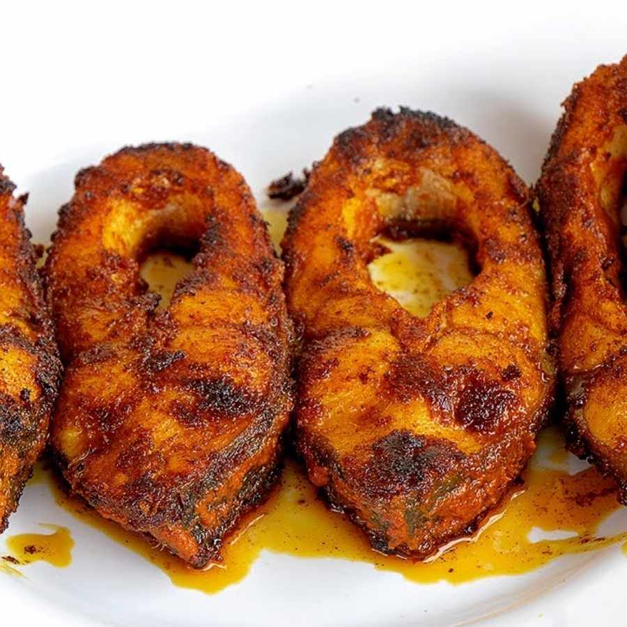 এর পর কড়াইয়ে তেল দিন। তেল গরম হলে তাতে নুন হলুদ মাখানো মাছগুলি দিয়ে দিন। ভাল করে ভাজুন। ভাজা হলে তুলে আলাদা করে রাখুন। 