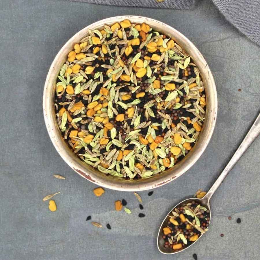 এ বার সেই তেলেই ফোড়ন হিসেবে দিন পাঁচফোড়ন এবং একটি বা দুটি শুকনো লঙ্কা। 