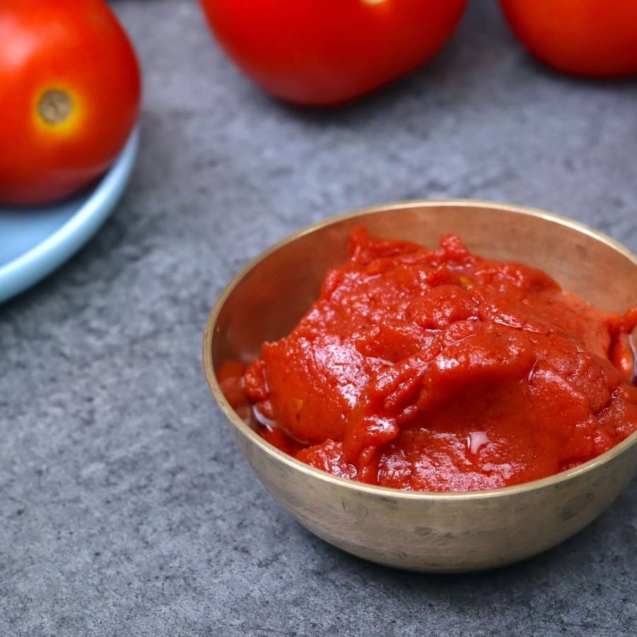 হালকা নেড়ে নিয়ে দিয়ে দিন একটি বড় সাইজের টমেটো বাটা। আঁচ মিডিয়াম রেখে ভাল করে কষান। 