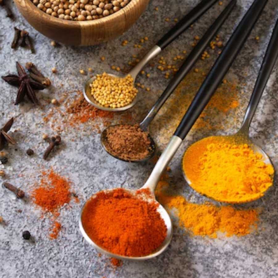 টমেটো কষিয়ে নিয়ে তাতে যোগ করুন মশলা। কী কী দেবেন? লঙ্কা গুঁড়ো, হলুদ গুঁড়ো, জিরে গুঁড়ো, ধনে গুঁড়ো, কাশ্মীরি লঙ্কার গুঁড়ো। এবং অবশ্যই নুন। সব মশলা দিয়ে ভাল করে কষান। 