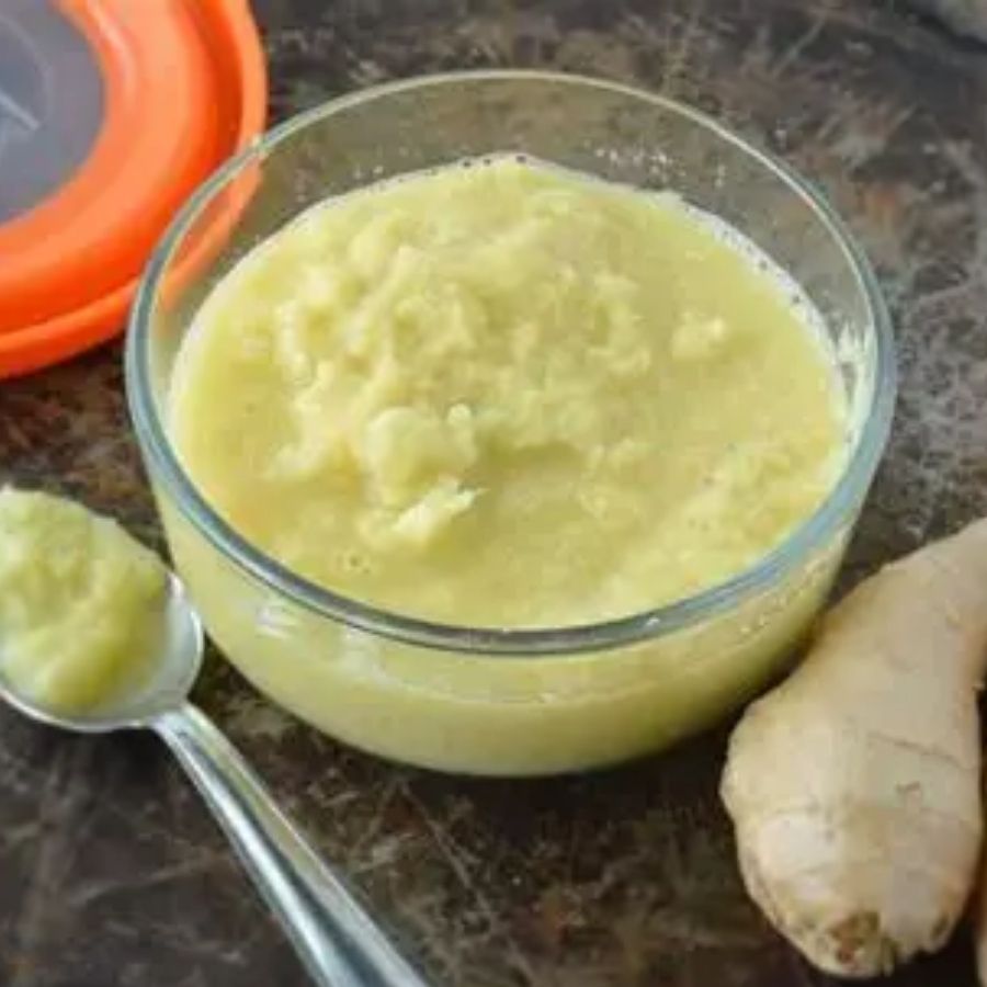 সামান্য জল দিতে পারেন এই সময়। তার পর দিয়ে দিন আদা বাটা। আঁচ ওই মিডিয়াম রেখে অন্তত ৪ থেকে ৫ মিনিট কষান, যাতে ভাল করে তেল ছাড়ে। 