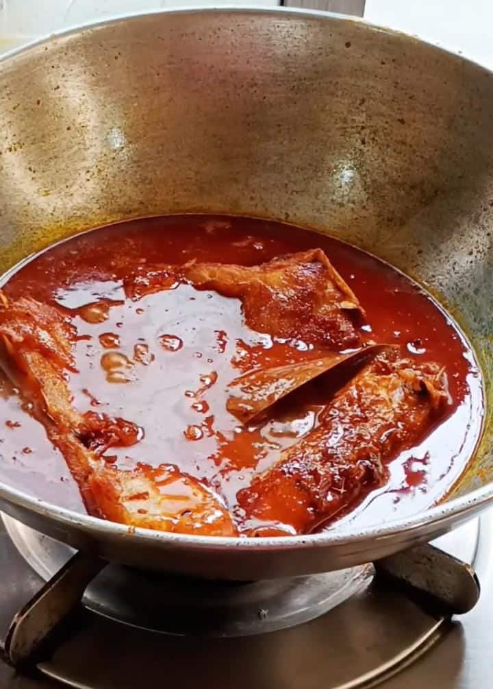ভাল করে তেল ছাড়লে হাফ কাপ গরম জল যোগ করুন কড়াইয়ে। ঝোল ফুটে উঠলে তাতে দিয়ে দিন আগে থেকে ভেজে রাখা মাছগুলি। 