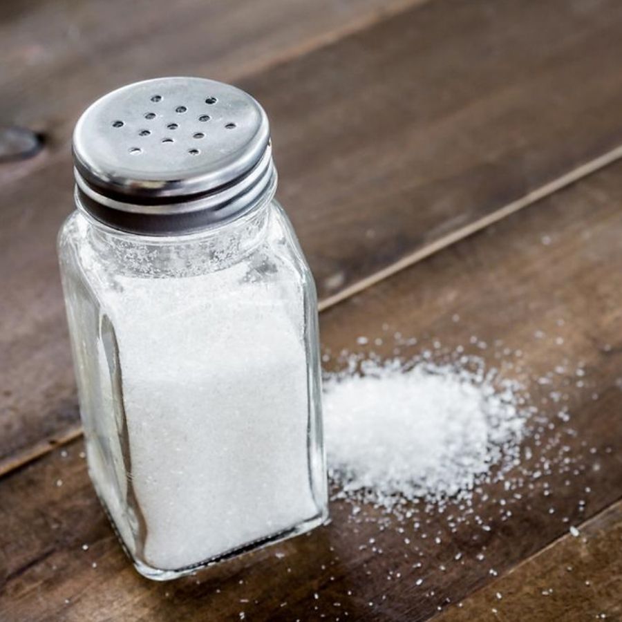 এক বার দেখে নিন নুন ঠিক আছে কিনা। যদি প্রয়োজন হয় এই বেলা একটু নুন দিয়ে নিন। 