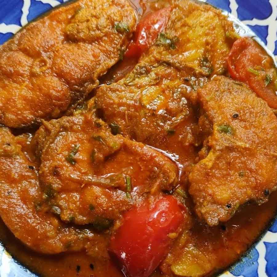 আরও মিনিট খানেক ঝোল ফুটে গা মাখা হয়ে এলে ধনে পাতা কুচি ছড়িয়ে নামিয়ে নিন। ( এই প্রতিবেদনটি ‘আনন্দ উৎসব’ ফিচারের একটি অংশ)।