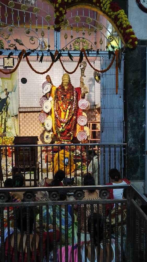 এই মন্দিরের দেবী পরিচিত 'ক্ষেপী মা' বা 'ক্ষ্যাপা কালী' নামে! জনশ্রুতি অনুসারে, ক্ষ্যাপাটে স্বভাবের কালীভক্ত এক সাধিকা এখানে পুজো শুরু করেন। তাঁর থেকেই দেবীর এ হেন নামকরণ। এ ছাড়া মতান্তরে, নরেন ক্ষ্যাপা নামে স্থানীয় মালোপাড়ার এক কালী ভক্তেরও উল্লেখ পাওয়া যায়। 