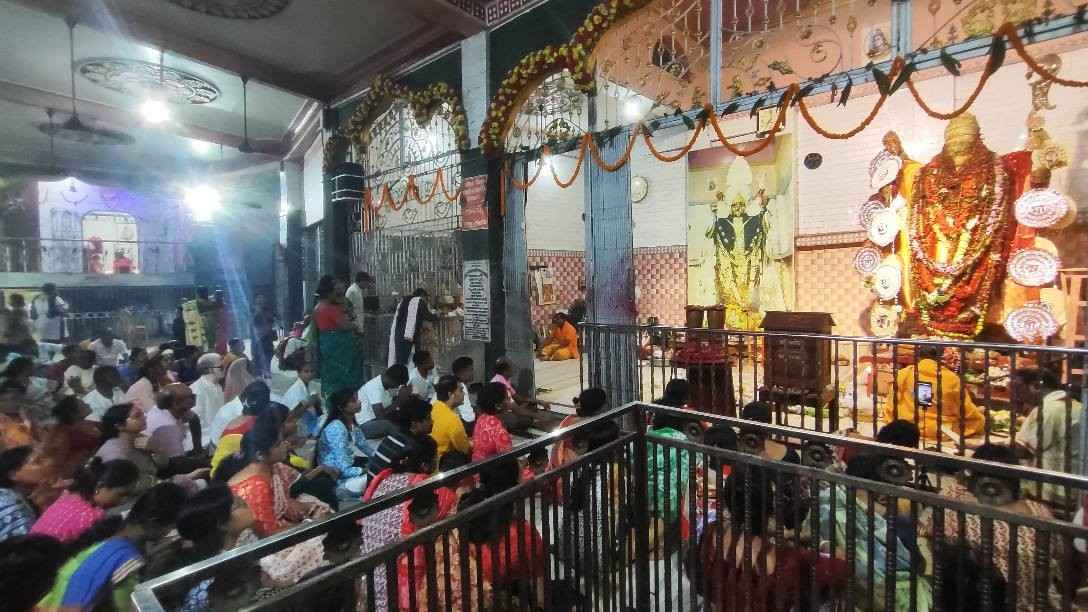 আবার, অন্য একটি জনশ্রুতি অনুসারে - এই মন্দিরের সঙ্গে ডাকাতদের যোগ উল্লেখ করা হয়েছে! অনুমান করা হয়, কয়েকশো বছর আগে এখানে গভীর জঙ্গল ছিল। সেই সময় এক দুর্ধর্ষ ডাকাত এই জঙ্গলে মায়ের পুজো করত! ডাকাতি করার আগে সে দেবীর আরাধনা করত!