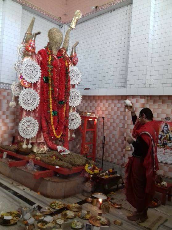 আরও দাবি করা হয়, ভাগীরথীর তীরে এই জঙ্গল ছিল ডাকাতদের ডেরা। ডাকাত সর্দার পুলিশকে এড়াতে কালী মূর্তি লুকিয়ে রাখত। সেই ডাকাতের কালীই নাকি আজ ক্ষেপী মা।