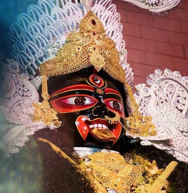 এই মন্দিরের দেবী তাঁর অলঙ্কারের জন্য বিশেষ ভাবে বিখ্যাত। প্রতি বছর কালীপুজোয় মাকে সোনা ও রুপোর গয়না পরিয়ে সাজানো হয়। মাতৃ মূর্তিটি প্রায় ৫ কেজি সোনা ও ৯ কেজি রুপো দিয়ে অলংকৃত হয়! যার মধ্যে অন্যতম সোনার মুকুট, সীতাহার ও বালা। 