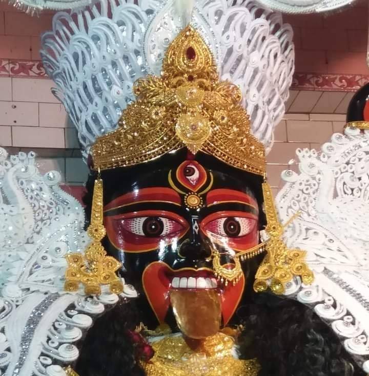 তথাকথিত ডাকাতদের হাতে শুরু হওয়া পুজোয় এখন পুলিশের কড়া পাহারা থাকে। কালীপুজোর দিন সশস্ত্র পুলিশ পাহারায় গহনা আনা হয়। ব্যাঙ্কের লকার থেকে গয়না এনে মাকে পরানো হয়। পুজো চলাকালীন মন্দিরে থাকে কড়া নিরাপত্তা।