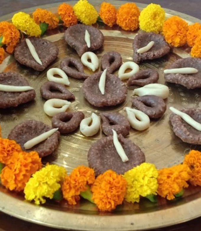 প্রয়োজনীয় উপকরণ: এই মিষ্টি তৈরির জন্য প্রধানত দরকার সুজি, দুধ ও চিনি। সঙ্গে লাগবে সামান্য ঘি ও ছোট এলাচ গুঁড়ো। সাজানোর জন্য ব্যবহার হবে কিশমিশ অথবা কাঠবাদাম (আমন্ড)।