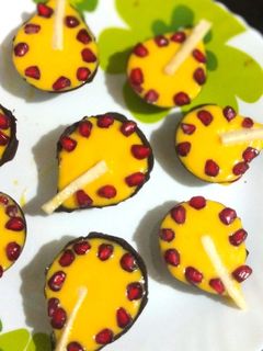  সুজি ভাজা: প্রথমে একটি কড়ায় এক চামচ ঘি গরম করুন। ঘি গলে গেলে সুজি দিয়ে দিন। সুজি হালকা আঁচে ভাজতে থাকুন। খেয়াল রাখবেন, সুজির রং সাদা রাখতে পারেন অথবা কড়া ভেজে বাদামি করে নিতে পারেন।