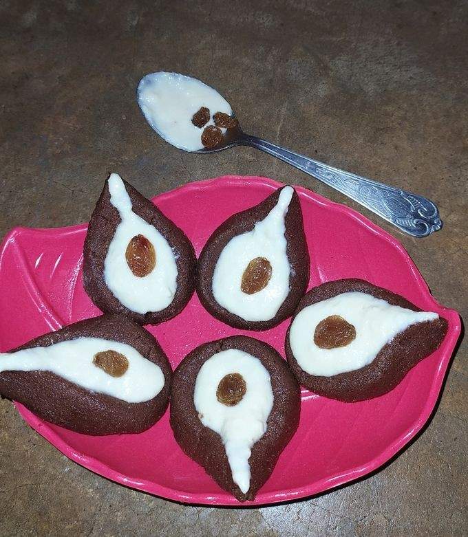 দুধ ও চিনির মিশ্রণ: অন্য একটি পাত্রে দুধ ও চিনি একসঙ্গে মিশিয়ে গরম করুন। চিনি গলে গেলে এতে সামান্য ছোট এলাচ গুঁড়ো মেশান। দুধ হালকা ফুটতে শুরু করলে আঁচ কমিয়ে দিন। এই সময়ে মিশ্রণটি নাড়তে থাকুন।