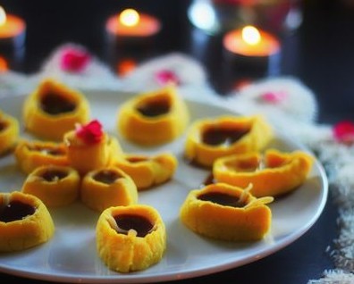 ডো তৈরি করা - প্রথম ধাপ: এ বার অল্প অল্প করে ভাজা সুজি মেশান। একসঙ্গে সব সুজি দেবেন না। সুজি দেওয়ার সময়ে দ্রুত নাড়তে থাকুন। এতে সুজি দলা পাকিয়ে যাবে না।