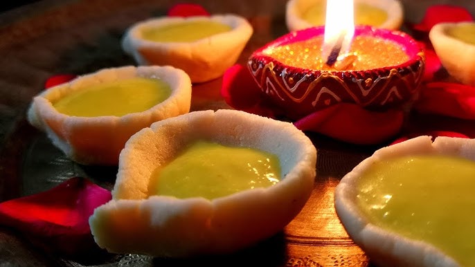 ডো তৈরি করা - দ্বিতীয় ধাপ: মিশ্রণটি দ্রুত ঘন হতে শুরু করবে। এটি একটি নরম ডো বা মণ্ডের মতো তৈরি হবে। ওই মণ্ড কড়ার গা ছেড়ে এলে বুঝবেন তৈরি। একটি প্লেটে তা তুলে ঠান্ডা হতে দিন।