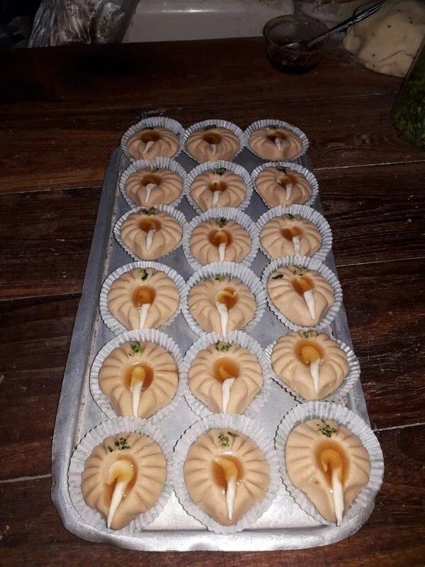 প্রদীপের গর্ত তৈরি: গড়ে নেওয়া গোল মিষ্টিতে বুড়ো আঙুল দিয়ে আলতো চাপ দিন। মাঝখানে সামান্য গর্ত বা নিচু জায়গা তৈরি করুন। এই গর্তটি প্রদীপের তেল রাখার পাত্রের মতো দেখাবে। এ ভাবে সব ক’টি মিষ্টিতে গর্ত তৈরি করুন।