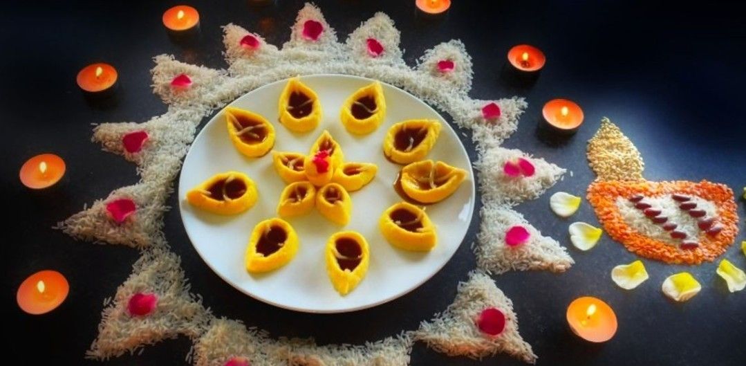 সলতে তৈরি: মণ্ড থেকে সামান্য পরিমাণে মিশ্রণ নিন। সেটিকে সরু ও লম্বাটে করে সলতের মতো গড়ুন। প্রদীপের গর্তের এক পাশে সাবধানে এই সলতেটি বসিয়ে দিন। আপনার মিষ্টি এ বার প্রদীপের আকার নিল।