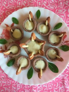  সাজানো ও পরিবেশন: সলতের মুখে (শিখার জায়গায়) একটি কিশমিশ বসান। অথবা, একটি কাঠবাদাম ব্যবহার করতে পারেন। সুন্দর থালায় মিষ্টিগুলি সাজিয়ে পরিবেশন করুন। এই 'প্রদীপ সন্দেশ' ভাইফোঁটার থালায় যোগ করবে নতুনত্ব।  (এই প্রতিবেদনটি ‘আনন্দ উৎসব’ ফিচারের একটি অংশ।)