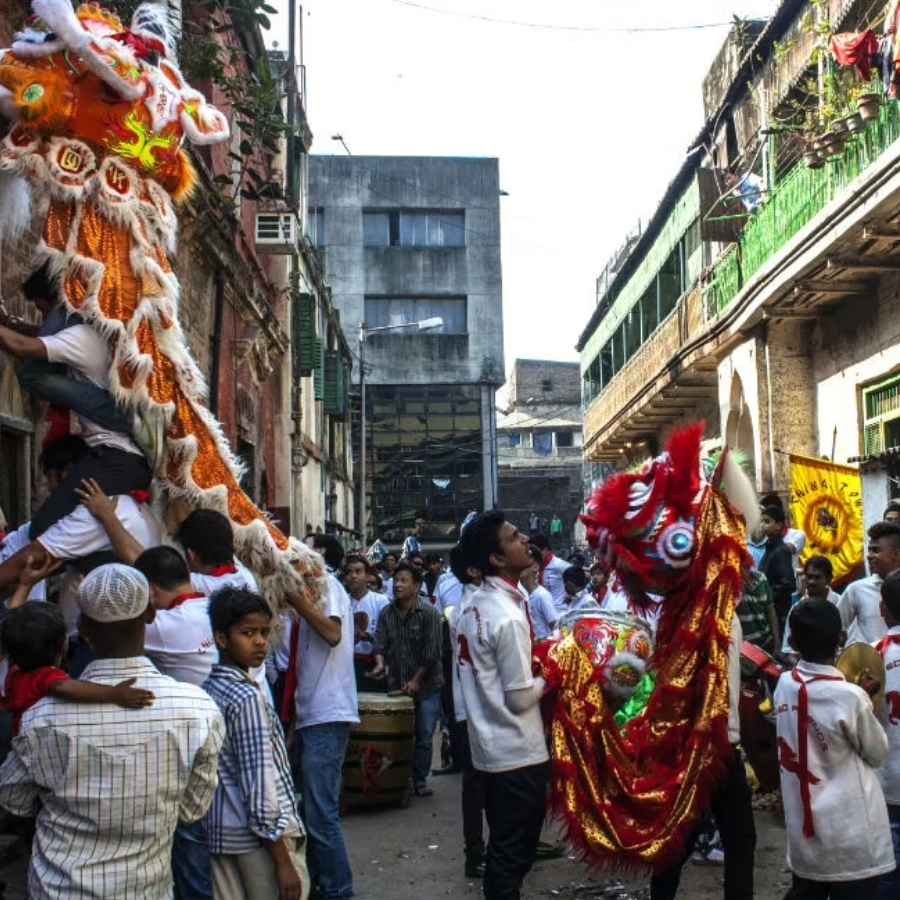 ১৮০০ সালের পর থেকে চিনা সম্প্রদায়ের মানুষেরা প্রথম এই শহরে আসতে শুরু করেন। টেরিটি বাজার পেরিয়ে তারা বসতি গড়েন ট্যাংরা অঞ্চলে, যেখানে একটা সময়ে চামড়ার ব্যবসা জমে উঠেছিল। 