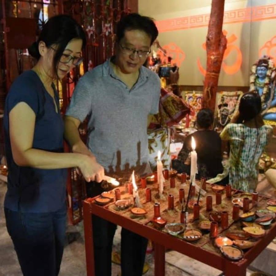 স্থানীয়দের বিশ্বাস, এক সময়ে এক চিনা শিশুর কঠিন অসুখ কোনও চিকিৎসাতেই সারছিল না। তার বাবা-মা তখন সেই পাথরের কাছেই মন থেকে প্রার্থনা জানান। 