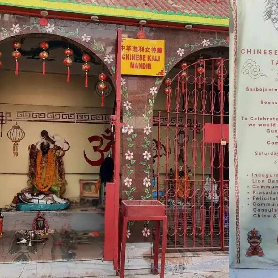 আর এর পরেই ঘটে যায় অলৌকিক এক ঘটনা— সুস্থ হয়ে ওঠে শিশুটি! ভক্তি আর কৃতজ্ঞতা থেকে সেই পরিবার এবং স্থানীয় চিনা মানুষেরা মিলে তৈরি করেন এই মন্দির।