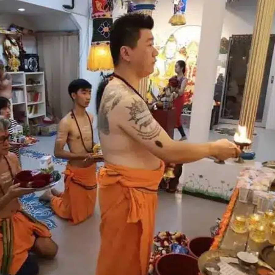 বর্তমানে এখানকার দেবীর সেবায় শুধু বাঙালি পুরোহিতই নন, চিনা বংশোদ্ভূতরাও যুক্ত। পুজো হয় হিন্দু রীতিতেই, কিন্তু সঙ্গে যোগ হয় চিনা সংস্কৃতির ছোঁয়া। চন্দনের গন্ধে, ধূপের ধোঁয়ায়, কাগজ পোড়ানোর আচার মিলে তৈরি হয় এক অদ্ভুত সমন্বয়। 