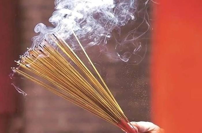 অশুভ আত্মাকে তাড়াতে হাতে তৈরি কাগজ পোড়ানো হয় আর দীপাবলির রাতে জ্বলে লম্বা চিনা ধূপকাঠি।