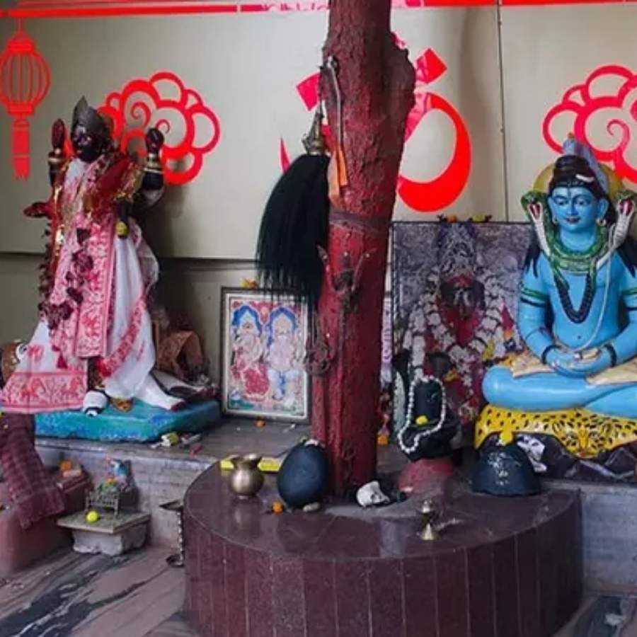 সবচেয়ে আকর্ষণীয় দিক হলো এই মন্দিরের প্রসাদ। 