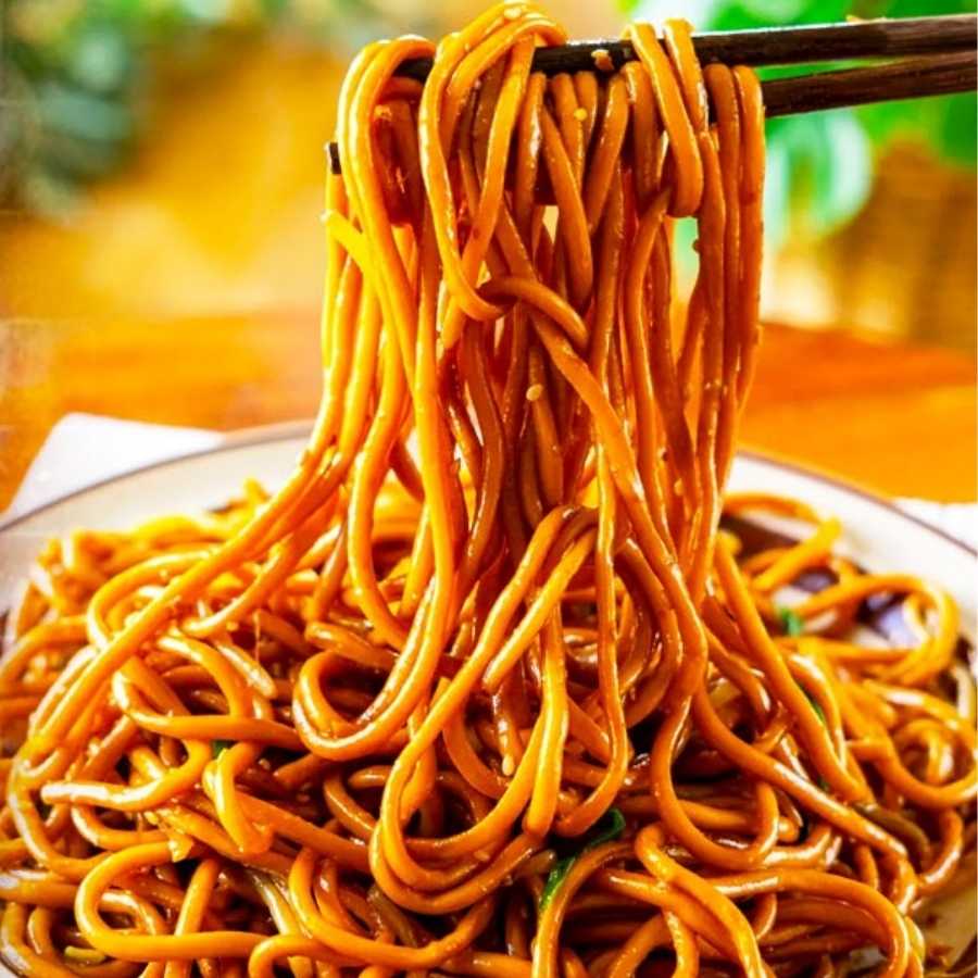 ফল, মিষ্টির পাশাপাশি এখানে দেবীকে নিবেদন করা হয় চাউমিন, চপসুই ও সবজি দিয়ে তৈরি অন্যান্য চিনা খাবার। 