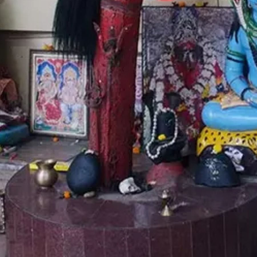 প্রায় ষাট-সত্তর বছর আগে এই মন্দির ছিল একটি গাছের তলায় সিঁদুর মাখানো কালো পাথর।