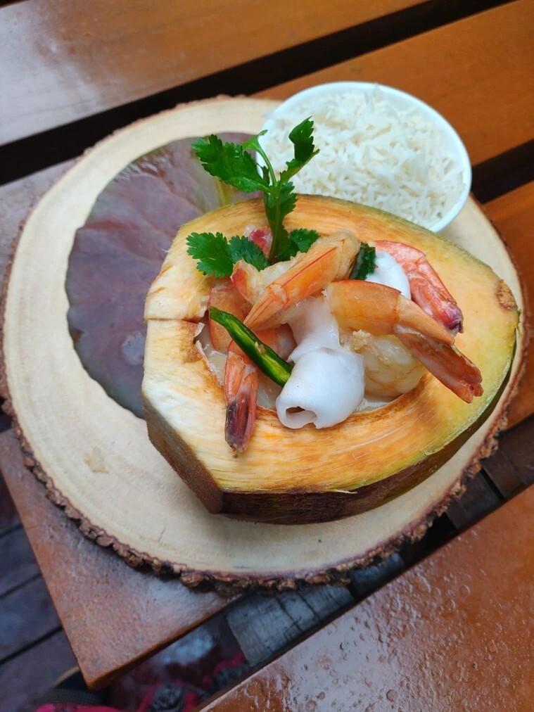 এ ছাড়াও বাটা মশলার উপকরণ হিসাবে প্রয়োজন হবে - সাদা সর্ষে: ২ টেবিল চামচ, পোস্ত: ১ টেবিল চামচ, ডাবের শাঁস (মালাই): ২-৩ টেবিল চামচ, কাঁচা লঙ্কা: ৫-৬টি (ঝাল অনুযায়ী)। এই সমস্ত উপকরণ অল্প ডাবের জল দিয়ে মিহি করে বেটে নিন।