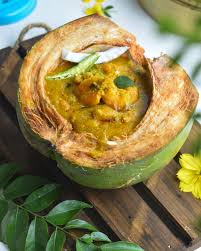 গ্রেভি তৈরির অন্যান্য উপকরণ হিসাবে লাগবে - নারকেলের ঘন দুধ: ১/২ কাপ, ডাবের জল: ১/২ কাপ (প্রয়োজন মতো), চিনি: ১ চা চামচ (স্বাদ মতো), ঘি: ১ চা চামচ (রান্নার শেষে ব্যবহারের জন্য)। নারকেলের দুধ গ্রেভিকে ক্রিমি করে তুলবে।