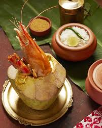  এ বার পরিষ্কার করে রাখা চিংড়িতে সামান্য নুন ও হলুদ এবং কাঁচা সর্ষের তেল (১ টেবিল চামচ) মাখিয়ে নিন। চিংড়ি ১০ মিনিট ম্যারিনেট হতে দিন। (এই ম্যারিনেটেড চিংড়ি অনেকে সরাসরি ডাবে ভরেন, অনেকে হালকা ভেজে নেন। খাঁটি রেসিপিতে সরাসরি ভরা হয়।)