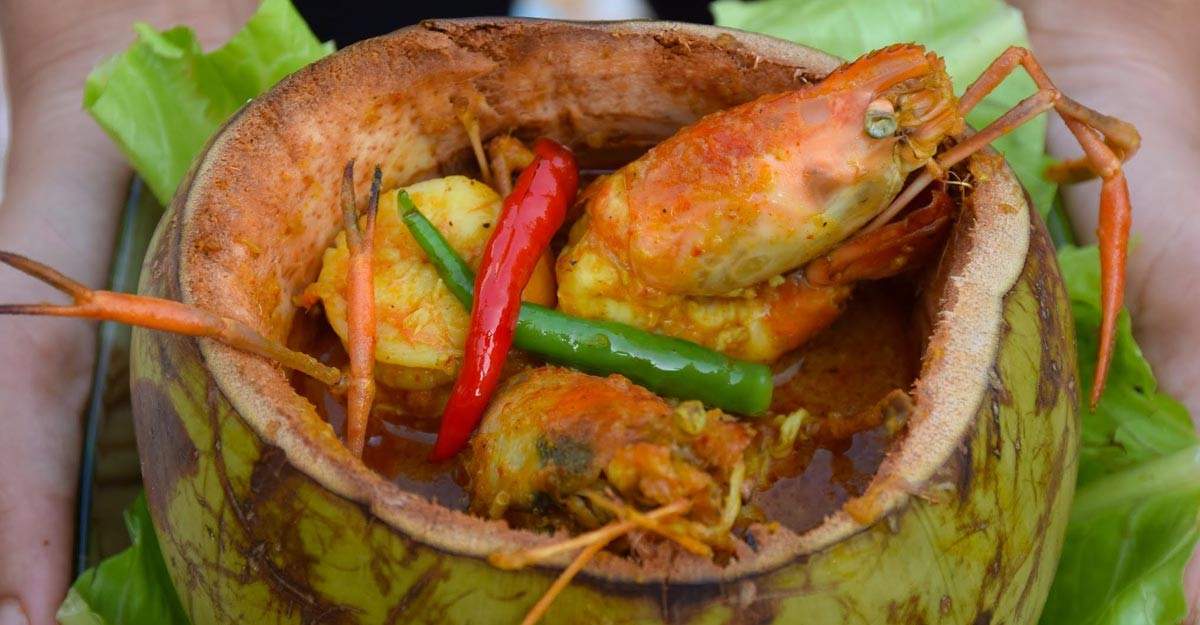 এ দিকে, একটি বড় পাত্রে বাটা মশলা (সর্ষে, পোস্ত, লঙ্কা, ডাবের শাঁস) নিন। এতে নারকেলের ঘন দুধ ও বাকি ডাবের জল মেশান। নুন, হলুদ ও চিনি মিশিয়ে গ্রেভি তৈরি করুন। এ বার বাকি কাঁচা সর্ষের তেল মিশিয়ে দিন।