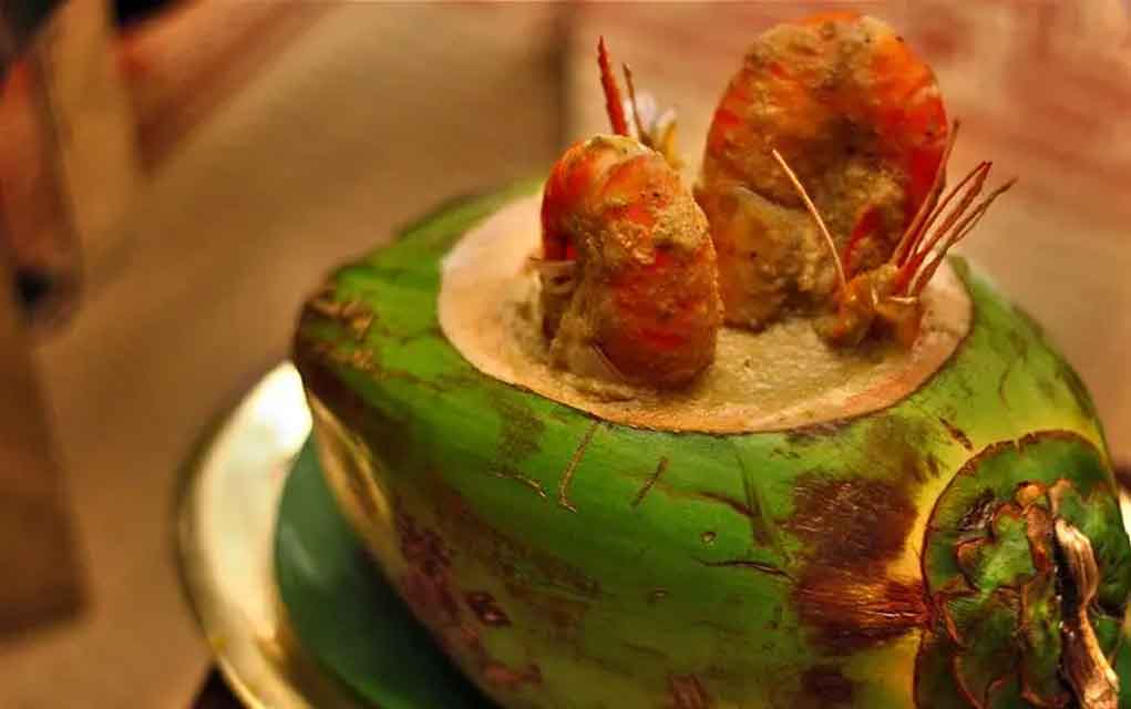 এর পরে ম্যারিনেট করা চিংড়ি মাছগুলি ডাবের মধ্যে ভরে দিন। এ বার তৈরি করে রাখা গ্রেভির মিশ্রণটি ডাবের মধ্যে ঢেলে দিন। ডাবের মুখ পর্যন্ত ভরে দেবেন না, কিছুটা জায়গা খালি রাখুন। ডাবের ভিতরের দেওয়ালে লেগে থাকা শাঁস গ্রেভিকে আরও সুস্বাদু করবে।