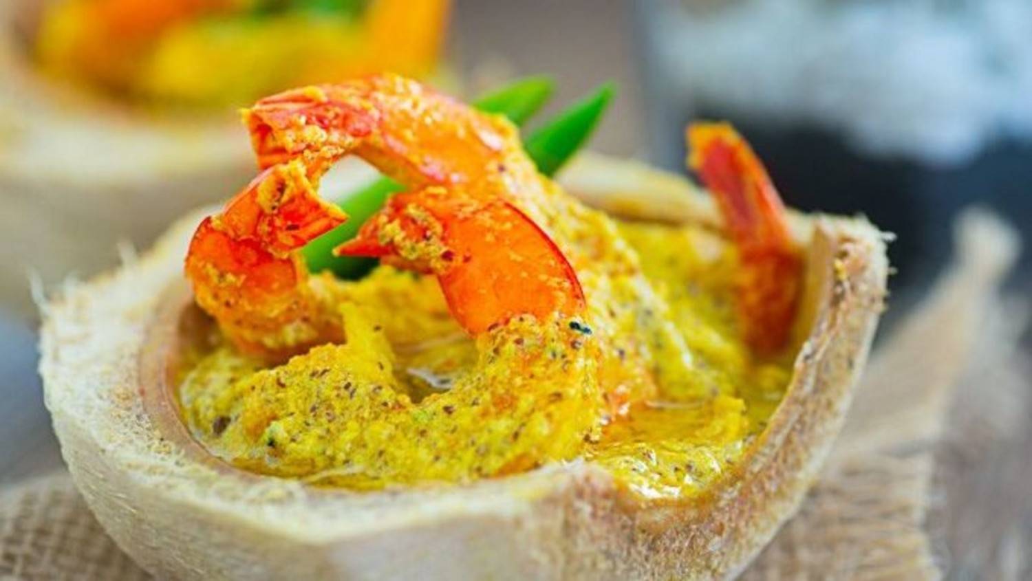 এর পরে আটা বা ময়দা মেখে নরম ডো তৈরি করুন। এই ডো দিয়ে ডাবের কাটা মুখটি ভাল ভাবে বন্ধ করে দিন। কোনও ভাবেই যেন বাষ্প বা জল ভিতরে ঢুকতে না পারে (সিল করার জন্য অনেকে ডাবের কেটে রাখা মুখটি ব্যবহার করেন)।