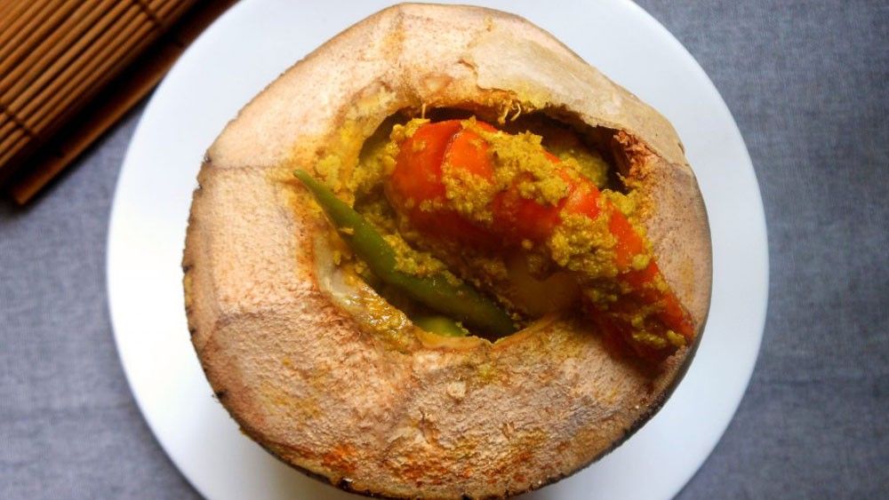 সময় হয়ে গেলে সাবধানে ডাবটি বার করে নিন। ডাবের সিল করা আটার মণ্ডটি সাবধানে কেটে বাদ দিন। রান্না শেষে তাতে এক চামচ ঘি মিশিয়ে দিন। ঘি ডাব চিংড়ির সুগন্ধ ও স্বাদ বহু গুণ বাড়াবে।