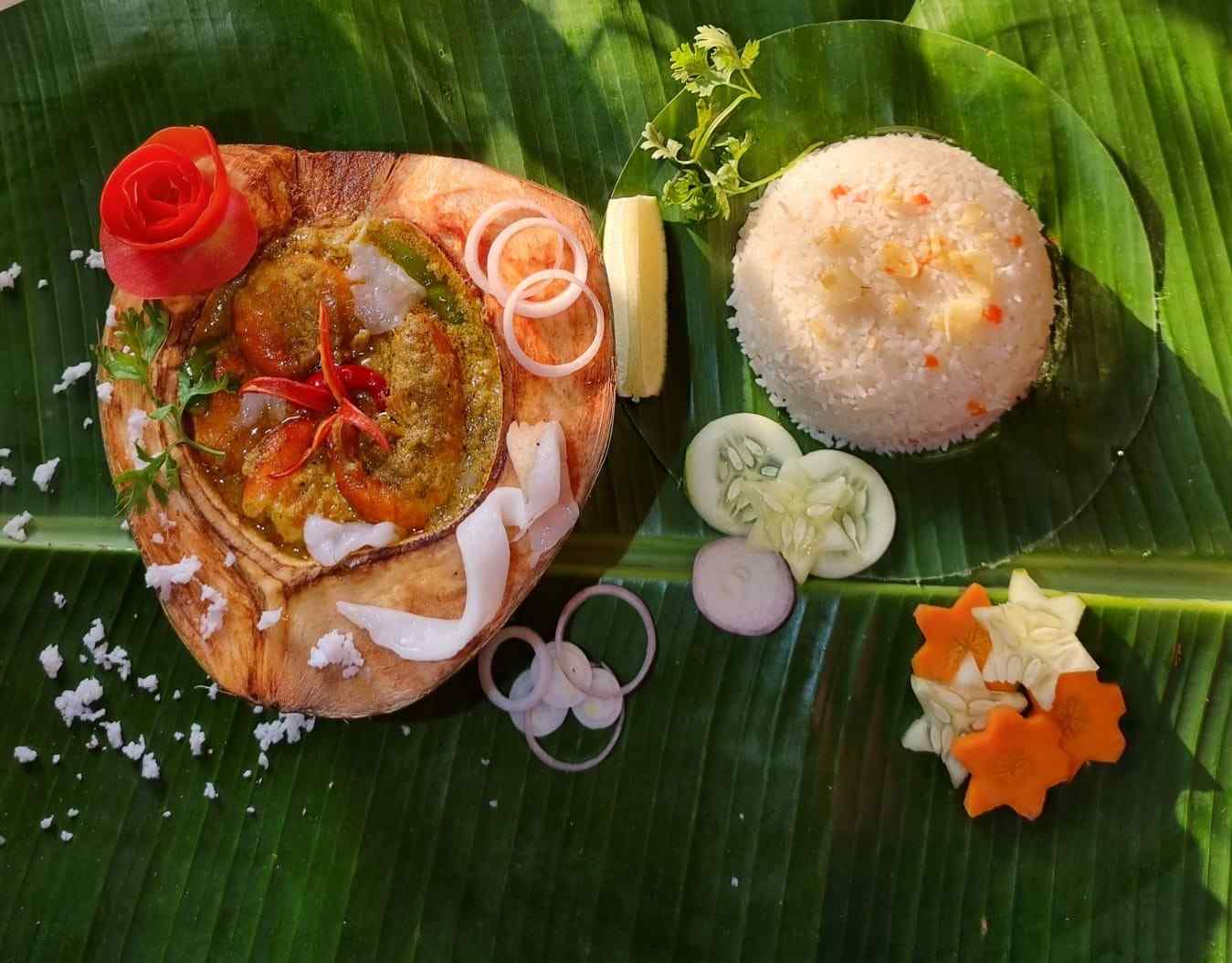 ডাবের খোলাতেই গরম গরম পরিবেশন করুন এই বিশেষ পদ। ডাব চিংড়ি সাধারণত গরম ভাত বা পোলাওয়ের সঙ্গে দারুণ মানায়। ভাইফোঁটা ও কালীপুজোর উৎসবের মেনুতে এটি আনবে ষোলো আনা বাঙালিয়ানার স্বাদ।   (এই প্রতিবেদনটি ‘আনন্দ উৎসব’ ফিচারের একটি অংশ।)