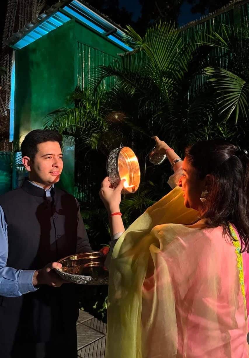 হবু মা পরিণীতি চোপড়া এ দিন তাঁর এবং রাঘবের একাধিক ছবি শেয়ার করেন করবা চৌথ ব্রত পালনের। 